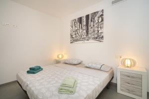 sypialnia z łóżkiem i dwoma ręcznikami na nim w obiekcie Flamingo playa 8 w mieście San Pedro del Pinatar +32 zdjęcia