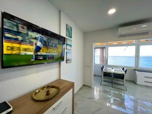 TV a/nebo společenská místnost v ubytování Exclusives Apartment 10 meters to Ocean