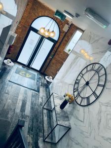 an overhead view of a lobby with a clock at 42 Apart-Hotel in Scunthorpe