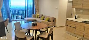 Foto dalla galleria di i-City-Casa Joy - Wifi, Netflix - Movies, Parking, Sleeps 7 Pax a Kampong Padang Jawa