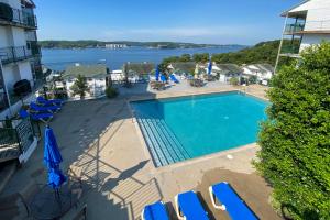 Una vista aérea de una piscina en un complejo turístico. en Pool Access Waterfront Lake Ozark Condo with Patio, en Lake Ozark