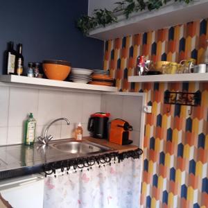 uma cozinha com um lavatório e uma bancada em LE LOGIS DU PALAIS em Marselha