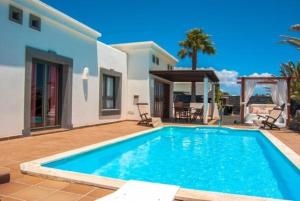 a swimming pool in the backyard of a house at Villa Carabela 83 in Playa Blanca