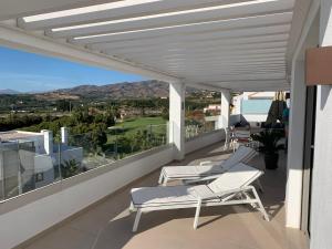 balcón con sillas y vistas a las montañas en Casa Hans & Ann, en Caleta de Vélez
