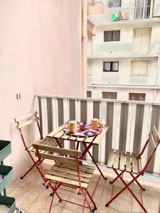 Balkón nebo terasa v ubytování Spacious apartment in the heart of Juan les Pins !