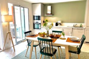 Kuchyň nebo kuchyňský kout v ubytování Spacious apartment in the heart of Juan les Pins !