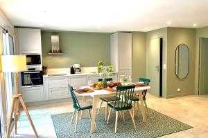 Kuchyň nebo kuchyňský kout v ubytování Spacious apartment in the heart of Juan les Pins !