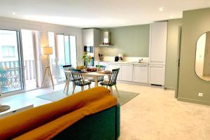 Kuchyň nebo kuchyňský kout v ubytování Spacious apartment in the heart of Juan les Pins !