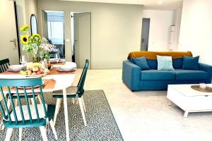 Posezení v ubytování Spacious apartment in the heart of Juan les Pins !