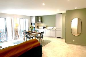 Kuchyň nebo kuchyňský kout v ubytování Spacious apartment in the heart of Juan les Pins !