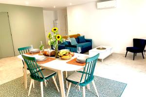 Posezení v ubytování Spacious apartment in the heart of Juan les Pins !