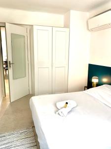 Postel nebo postele na pokoji v ubytování Spacious apartment in the heart of Juan les Pins !