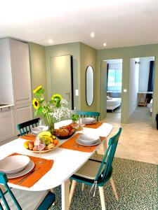 Posezení v ubytování Spacious apartment in the heart of Juan les Pins !