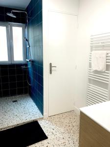 Koupelna v ubytování Spacious apartment in the heart of Juan les Pins !