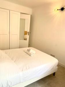 Postel nebo postele na pokoji v ubytování Spacious apartment in the heart of Juan les Pins !