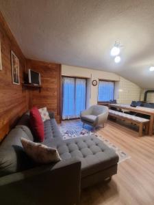 TV a/nebo společenská místnost v ubytování L'Atelier du Temps - HERBETET Appartement