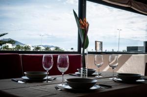 プラヤ・ブランカにあるVilla Ambarのワイングラスと皿を盛り付けたテーブル