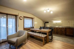 Kuchyň nebo kuchyňský kout v ubytování L'Atelier du Temps - HERBETET Appartement + 29 fotografií