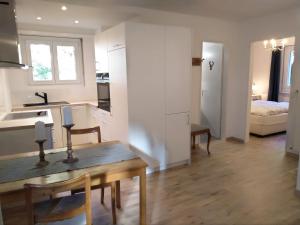 une cuisine et une salle à manger avec une table et une chambre avec un lit dans l'établissement Leuca 25, à Loèche-les-Bains