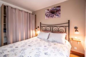 a bedroom with a bed with a large bedspread at Le gîte de Maillebois in Maillebois