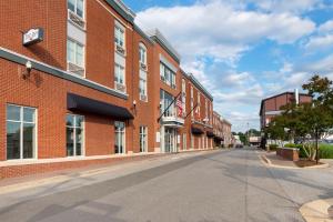 an empty street in front of a brick building at The Inn at Leonardtown, Ascend Hotel Collection in Leonardtown