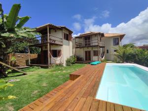 Villa con piscina frente a una casa en Pousada Vila Cacau en Serra Grande