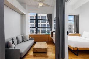 Postel nebo postele na pokoji v ubytování Placemakr Wall Street