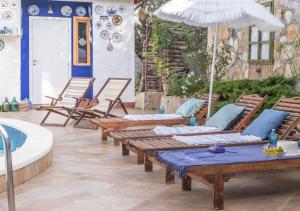 een patio met ligstoelen en een zwembad bij Villa Aurora in Petrovac na Moru