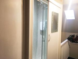 um chuveiro numa casa de banho com uma porta de vidro em Short Term Shared R&R In Chorlton em Manchester