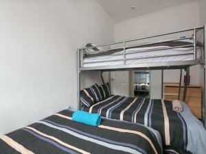 two bunk beds in a small room withthritisthritisthritisthritisthritisthritisthritisthritis at Short Term Shared R&R In Chorlton in Manchester