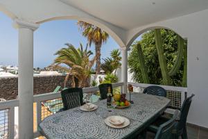 ein Tisch mit einer Obstschale auf einem Balkon in der Unterkunft Villa Mariposa in Playa Blanca