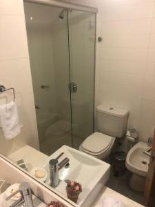 een badkamer met een douche, een toilet en een wastafel bij A estrenar, Vista al mar en Torre Bellagio con amenities in Punta del Este