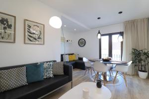 uma sala de estar com um sofá e uma mesa em Janela Mar VIP em Ponta Delgada