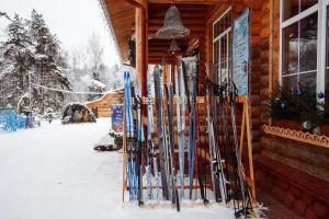a bunch of skis are leaning against a building at Baza otdyha Derbovezh in Savostino
