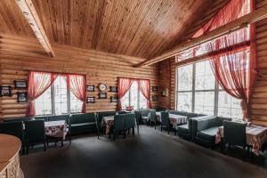 a room with chairs and windows and wooden walls at Baza otdyha Derbovezh in Savostino