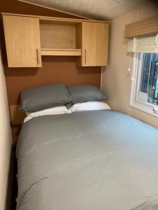 1 dormitorio con 1 cama en una habitación pequeña en The BALTIC LODGE NO2 3 BEDROOM AT CAINS BREWERY en Liverpool