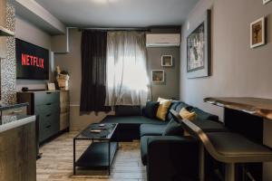 ein Wohnzimmer mit einem Sofa und einem Tisch in der Unterkunft Lef Lodging in Thessaloniki
