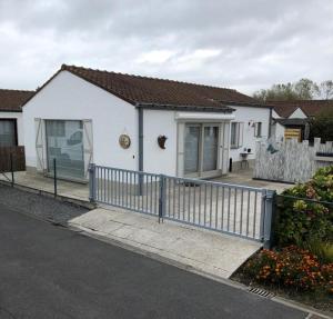 米德尔克尔克The Lighthouse的一栋前面有栅栏的白色房子