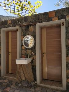 a bathroom with a sink and a stone wall at the suwgra-Al-Jabal Al-Akdar in Sūkirah