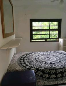 a bedroom with a bed and a window in it at O melhor por do sol de Paúba! Casa Aconchegante. in São Sebastião