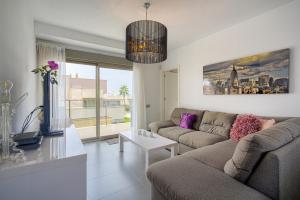 sala de estar con sofá y mesa en Vistabella en Orihuela Costa