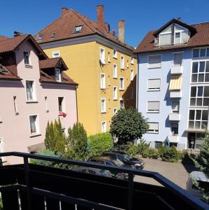 d'un balcon offrant une vue sur un groupe de bâtiments. dans l'établissement City-Appartment schick, Einzelgarage inkl, à Friedrichshafen