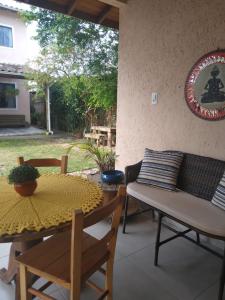 um pátio com uma mesa e cadeiras num pátio em Suite para casal com espaço gourmet, entre mar e lagoa. em Florianópolis