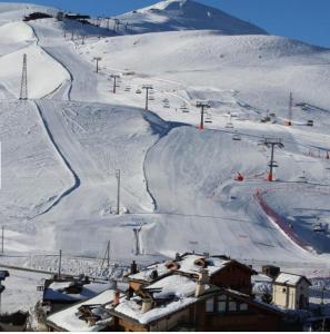 een met sneeuw bedekte skipiste met een skilift bij Hotel La Tea in Livigno