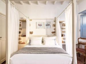 Postel nebo postele na pokoji v ubytování Patmos Eye Traditional Luxury Villas