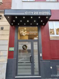 un cartello di un hotel cittadino sulla porta di un edificio di hotel city 20 a Milano