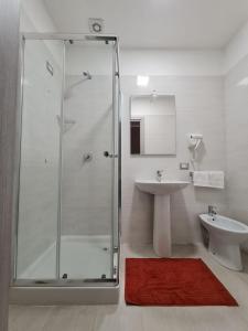 A bathroom at Hotel City 20 Még 25 kép