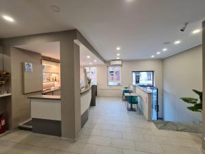 A kitchen or kitchenette at Hotel City 20