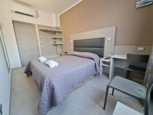 A bed or beds in a room at Hotel City 20