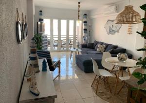 a living room with a blue couch and a table at Appartement de Jerry in Calpe
